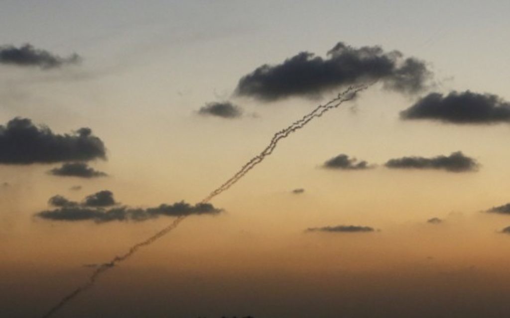 Tirs de roquettes depuis la bande de Gaza (Crédit : Miriam Alster/Flash90)