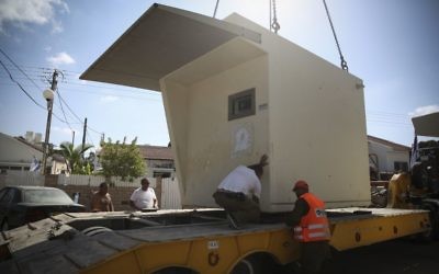 Déplacement d'un abri à Ashkelon (Crédit : Hadas Parush/Flash 90)