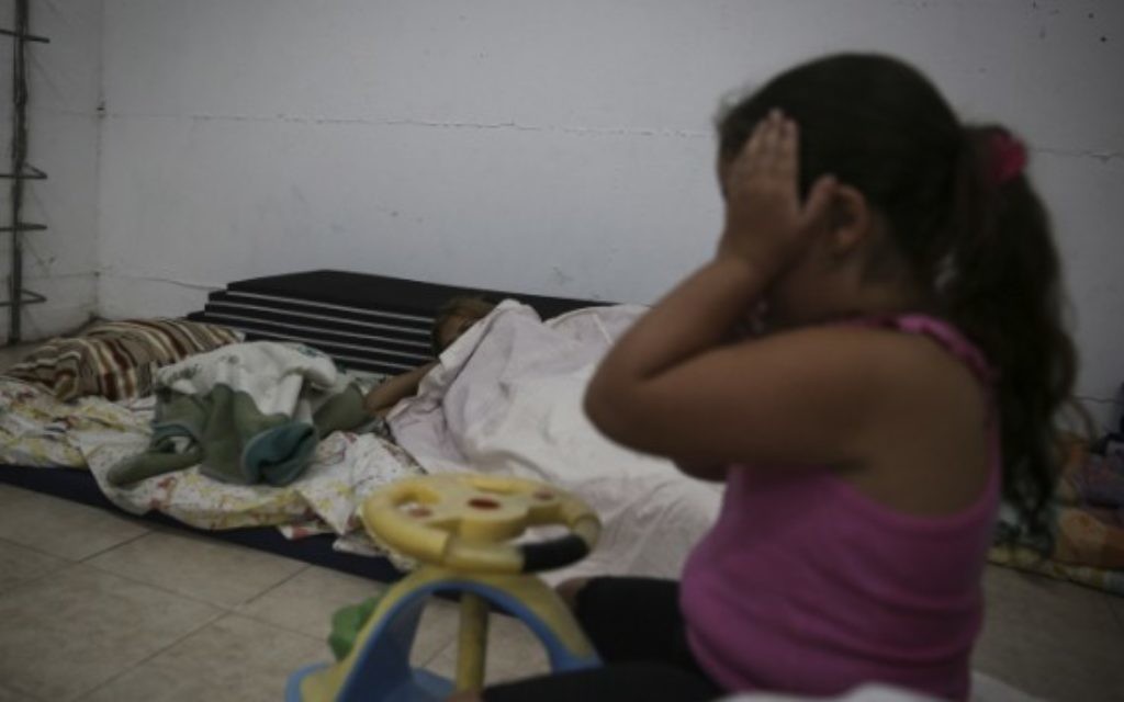 Une enfant dans un abri à Ashkelon pendant une alerte - 14 juillet 2014 (Crédit : Hadas Parush/Flash90) Une enfant dans un abri à Ashkelon pendant une alerte - 14 juillet 2014 (Crédit : Hadas Parush/Flash90)