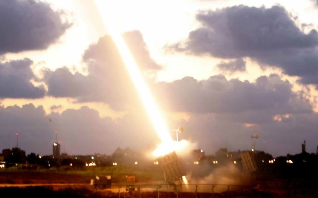 Le Dôme de fer en action, à Ashdod, pendant l'opération Bordure protectrice de l'été 2014. (Crédit : Miriam Alster/Flash90) Le Dôme de fer en action, à Ashdod, pendant l'opération Bordure protectrice de l'été 2014. (Crédit : Miriam Alster/Flash90)