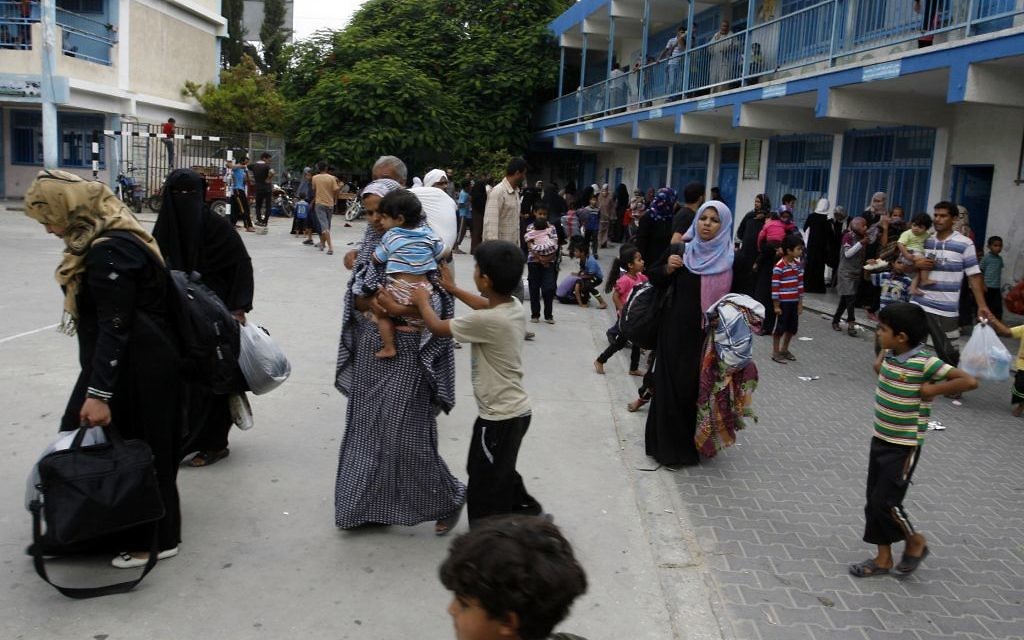 Des Palestiniens à une école de l'UNRWA après avoir fui leurs maisons suite à une opération terrestre israélienne à Rafah dans le sud de la bande de Gaza le 18 Juillet, 2014 (Crédit : Abed Rahim Khatib/Flash90) Des Palestiniens à une école de l'UNRWA après avoir fui leurs maisons suite à une opération terrestre israélienne à Rafah dans le sud de la bande de Gaza le 18 Juillet, 2014 (Crédit : Abed Rahim Khatib/Flash90)