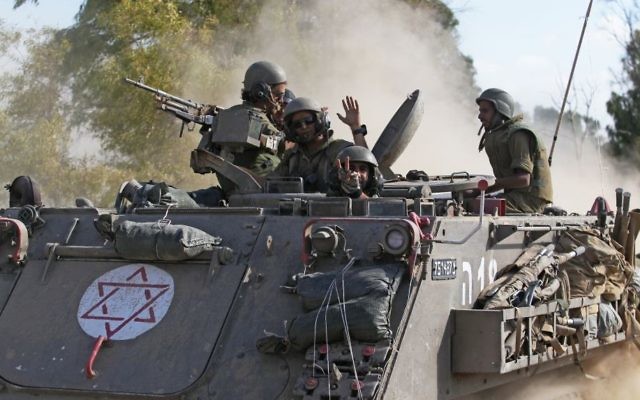 Un tank israélien dans le sud d'Israël - 18 juillet 2014 (Crédit : Yossi Aloni/Flash90)