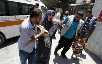 Une femme palestinienne emmenée à l'hôpital après un raid à Rafah (Crédit : Abed Rahim Khatib/Flash90)