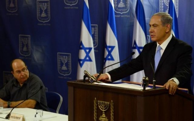 Benjamin Netanyahu (droite) et Moshe Yaalon (Crédit : Haim Zach / GPO/FLASH90)