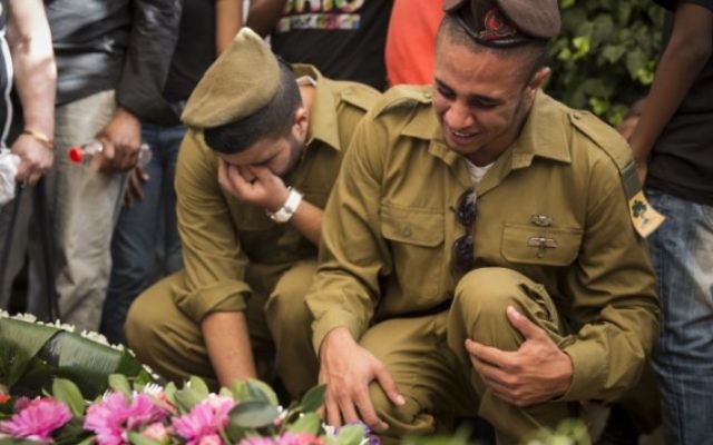 Soldats pleurant à un enterrement de Moshe Malko mort au combat - 21 juillet 2014 (Crédit : Hadas Parush/Flash 90)