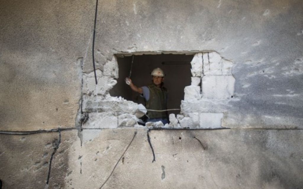 Dégât causé par une roquette tombée à Sderot et tirée depuis Gaza (Crédit : Yonatan Sindel/Flash90)
