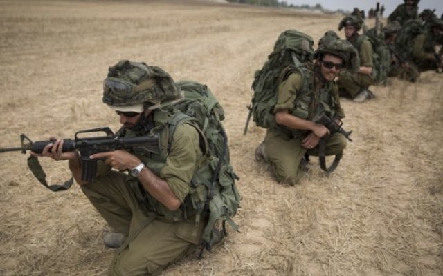 Soldats dans la bande de Gaza (Crédit : Flash 90) Soldats dans la bande de Gaza (Crédit : Flash 90)