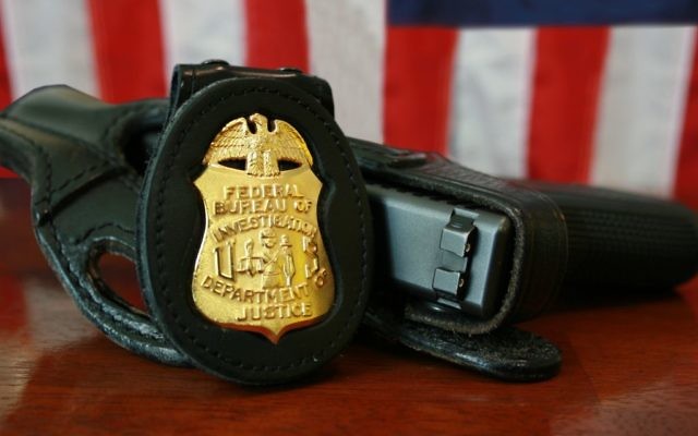 Illustration d'un badge du FBI (Crédit : Autorisation Wikipedia) Illustration d'un badge du FBI (Crédit : Autorisation Wikipedia)