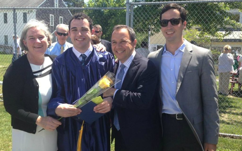 Owen Suskind a célébré sa sortie de l'école Riverview à Cape Cod, MA en Juin avec ses parents et son frère Walter. (Crédit : autorisation) Owen Suskind a célébré sa sortie de l'école Riverview à Cape Cod, MA en Juin avec ses parents et son frère Walter. (Crédit : autorisation)