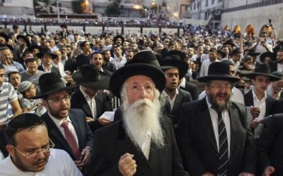 Rabbi Its'hak David Grossman vu lors d'une prière de masse au Mur occidental, dans la Vieille Ville de Jérusalem, alors que des milliers de personnes prient pour la sécurité des soldats de Tsahal opérant dans la bande de Gaza et à la frontière entre Israël et Gaza - 23 juillet 2014 (Crédit : Flash90)