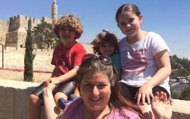 Rina Cohen Schwarz et ses enfants cet été à Jérusalem, (Crédit : Courtoisie)
