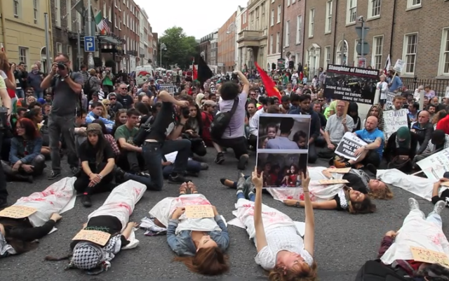 Rassemblement et "die-in" pro-Gaza à Dublin - 18 juillet 2014 (Crédit : capture d'écran YouTube)