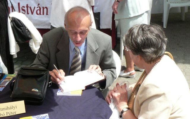 Péter Szabó Szentmihályi à une séance de dédicaces en janvier 2007. (Crédit : CC BY-SA 3.0, Derzsi Elekes Andor, via wikipedia)