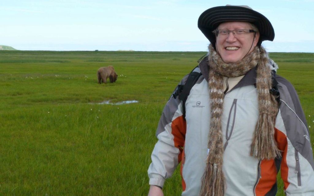 Donn Ungar, qui a fait l'alyah, posant en Alaska avec un ours grizzly en arrière-plan. (Crédit : Donn Ungar)