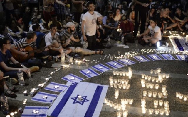 Des Israéliens prient pour la mémoire des trois adolescents assassinés (Crédit : Yonatan Sindel/Flash 90)