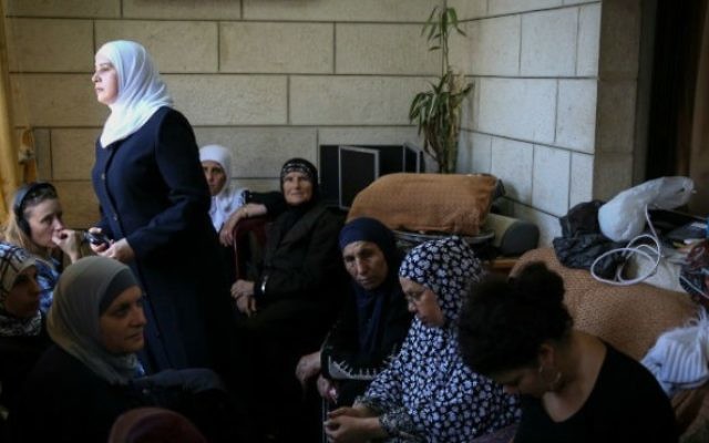 Des amis et de la famille du jeune Palestinien retrouvé mort dans la forêt de Jérusalem, Muhammad Hussein Abu Khdeir (Crédit : Hadas Parush/Flash 90)