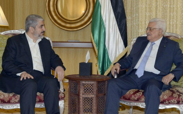 Khaled Meshaal (g) et Mahmoud Abbas à Doha - 21 juillet 2014 (Crédit : AFP/PPO/Thaer Ghanem) Khaled Meshaal (g) et Mahmoud Abbas à Doha - 21 juillet 2014 (Crédit : AFP/PPO/Thaer Ghanem)