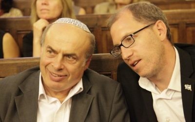 Natan Sharansky, à gauche, le président de l'Agence juive pour Israël, et Ariel Kandel, directeur de l'association Qualità, à Paris, en juillet 2014. (Crédit : Alain Azria/JTA)