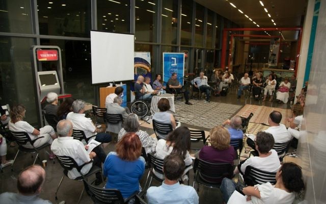 Veillée d'étude de Shavouot organisée par le mouvement libéral "Beit Tefilah Israeli", à Tel Aviv (Crédit : Autorisation Mairie de Tel Aviv)