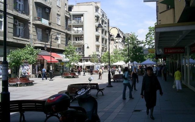 une rue à Skopje (Crédit : Svilen Enev/Wiki) une rue à Skopje (Crédit : Svilen Enev/Wiki)