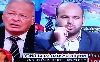 Ehud Yaari (gauche) parle au présentateur de Al Aqsa TV en direct (Crédit : capture d'écran Deuxième chaîne)