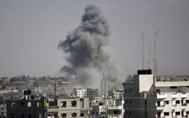 Fumée à Gaza après une frappe aérienne israélienne (Crédit : AFP) Fumée à Gaza après une frappe aérienne israélienne (Crédit : AFP)