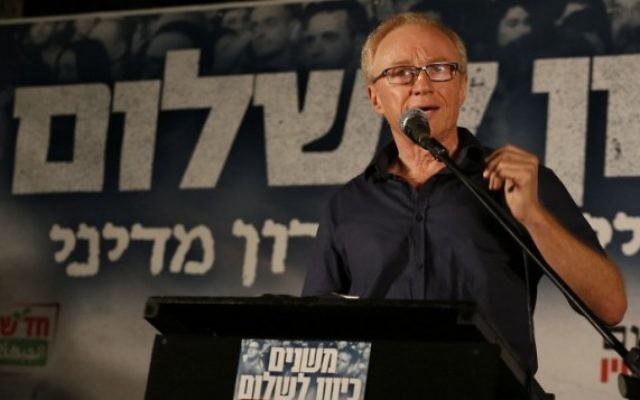 L'écrivain israélien David Grossman lors d'un rassemblement de gauche à Tel Aviv, le 17 août 2014. (Crédit : Gali Tibbon/AFP) L'écrivain israélien David Grossman lors d'un rassemblement de gauche à Tel Aviv, le 17 août 2014. (Crédit : Gali Tibbon/AFP)