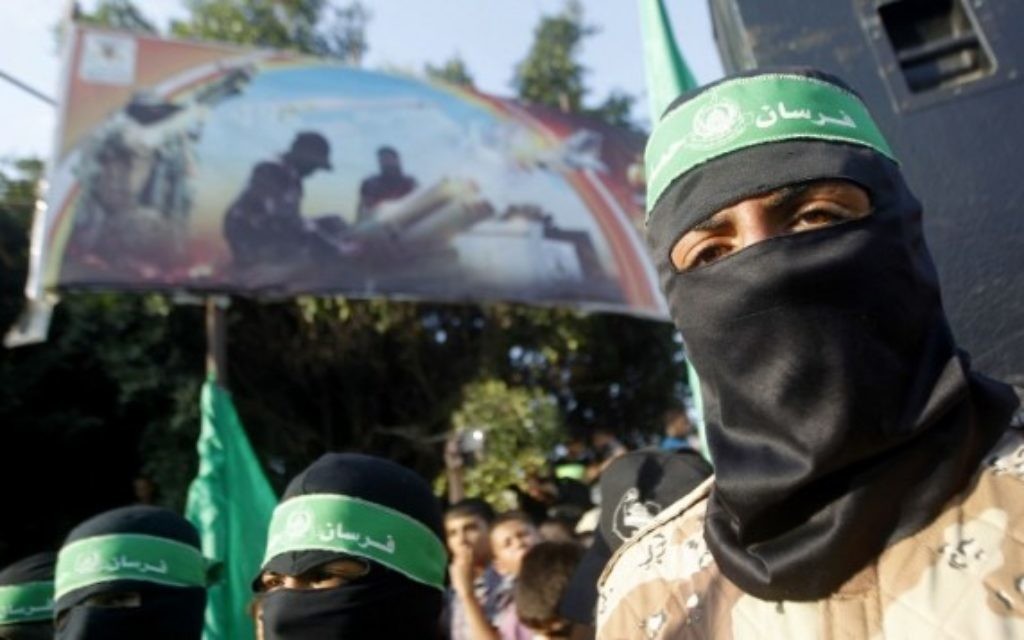 Des partisans masqués palestiniens du Hamas prenant part à une manifestation à Rafah dans le sud de la bande de Gaza au début de ce mois d'août 2014. (Crédit : AFP / SAID KHATIB)