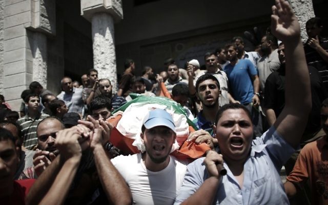 A Gaza, aux obsèques de la femme et des fils de Mohammed Deif, la foule crie vengeance, le 20 août 2014. (Crédit Thomas Coex/AFP)