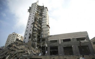 La tour à Gaza cible d'une frappe israélienne - 25 août 2014 (Crédit : AFP)