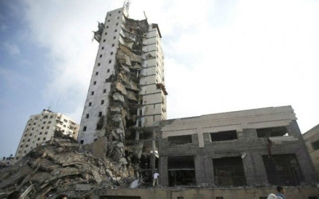 La tour à Gaza cible d'une frappe israélienne - 25 août 2014 (Crédit : AFP)