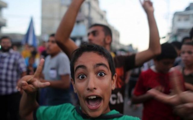 Des Gazaouis fêtent la "victoire de la résistance" face à Israël pendant l'opération Bordure protectrice - 26 août 2014 (Crédit : AFP)