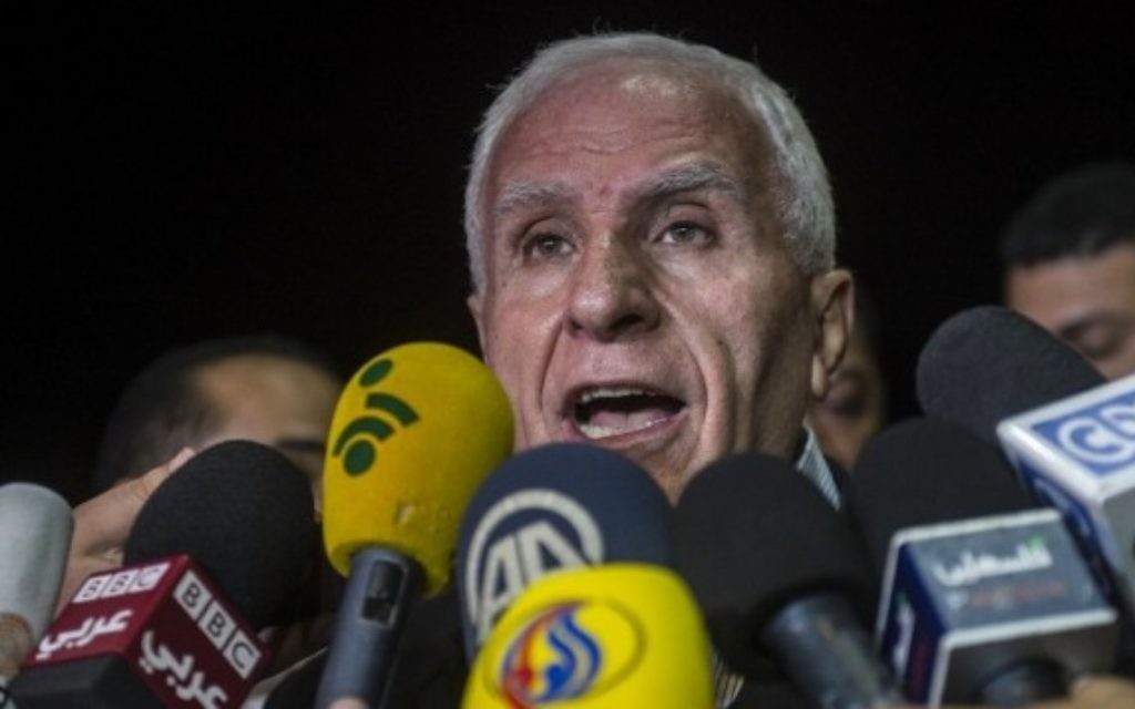 Chef de la délégation palestinienne Azzam al-Ahmed donne une conférence de presse dans un hôtel au Caire - 13 août 2014 (Crédit : Khaled Desouki / AFP)