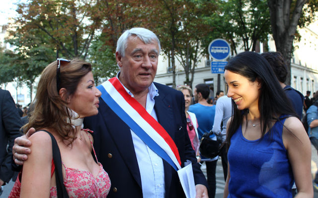 Le maire Claude Goasguen lors de la manifestation pro-israélienne à Paris le 31 juillet 2014 (Crédit : Glenn Cloarec/Times of Israel)