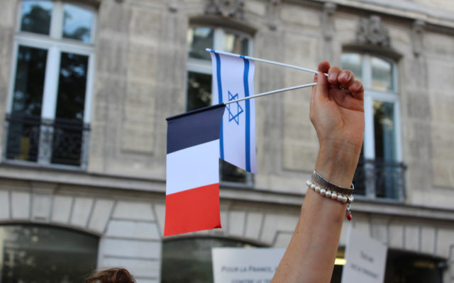 Un drapeau français et israélien. Illustration (Crédit : Glenn Cloarec/Times of Israel) Un drapeau français et israélien. Illustration (Crédit : Glenn Cloarec/Times of Israel)