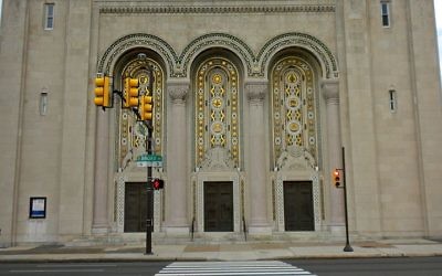 Entrée de la synagogue Rodeph Shalom - Philadelphie (Crédit : Wikimedia Commons/Smallbones public domain)