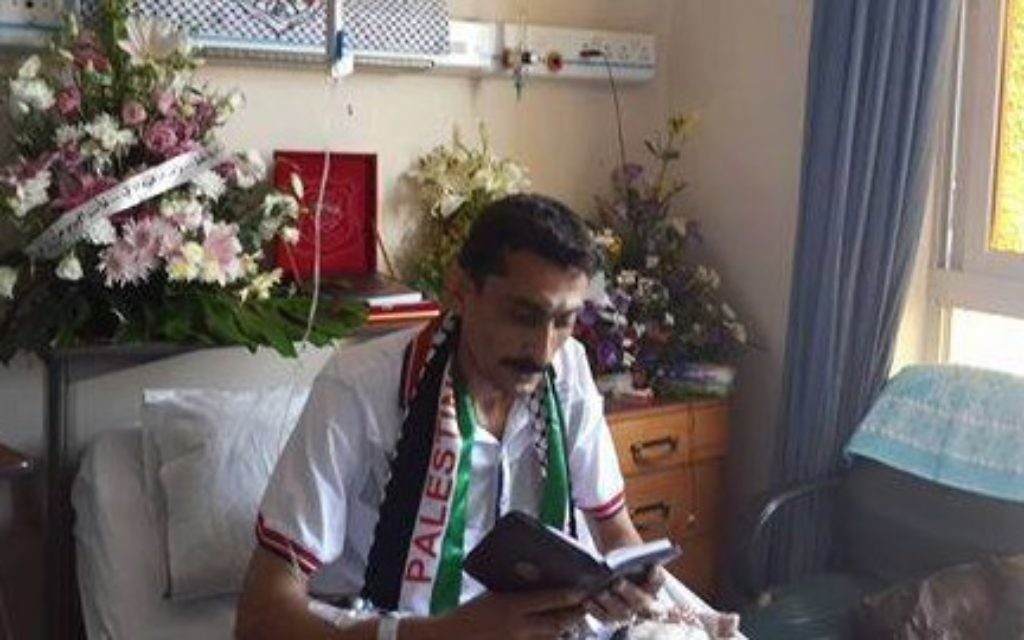 Sami Abu Lashin membre du Fatah, à l'hôpital Shifa à Gaza - photo affichée sur la page Facebook de son mouvement, le 17 août 2014 (Crédit : Facebook) Sami Abu Lashin membre du Fatah, à l'hôpital Shifa à Gaza - photo affichée sur la page Facebook de son mouvement, le 17 août 2014 (Crédit : Facebook)