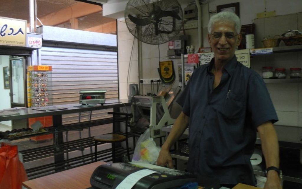 Sian Avner, propriétaire de la boulangerie de Sian à Sderot, était l'un des rares magasins ouverts dans le souk à Sderot, le mercredi 27 août - (Crédit : Melanie Lidman / Times of Israël)