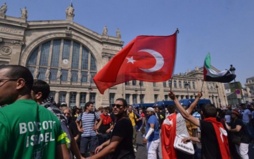 Les manifestants à une manifestation non autorisée contre Israël devant la gare Gare du Nord de Paris, le 19 juillet, 2014 (Crédit : Cnaan Liphshiz / JTA) Les manifestants à une manifestation non autorisée contre Israël devant la gare Gare du Nord de Paris, le 19 juillet, 2014 (Crédit : Cnaan Liphshiz / JTA)