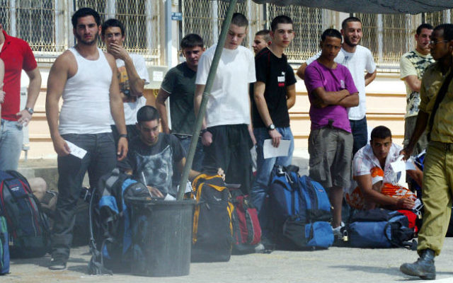 Premier jour des nouvelles recrues de l'armée - 4 août 2008 (Crédit : Roni Shutzer/Flash 90)