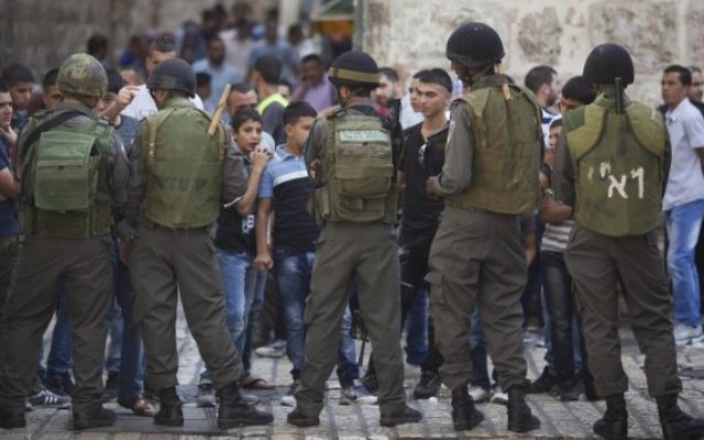 Photo illustrative de policiers des frontières israélienne représentés dans la Vieille Ville de Jérusalem lors d'affrontements entre lanceurs de pierres palestiniens et forces israéliennes (Crédit : Yonatan Sindel / flash 90) Photo illustrative de policiers des frontières israélienne représentés dans la Vieille Ville de Jérusalem lors d'affrontements entre lanceurs de pierres palestiniens et forces israéliennes (Crédit : Yonatan Sindel / flash 90)
