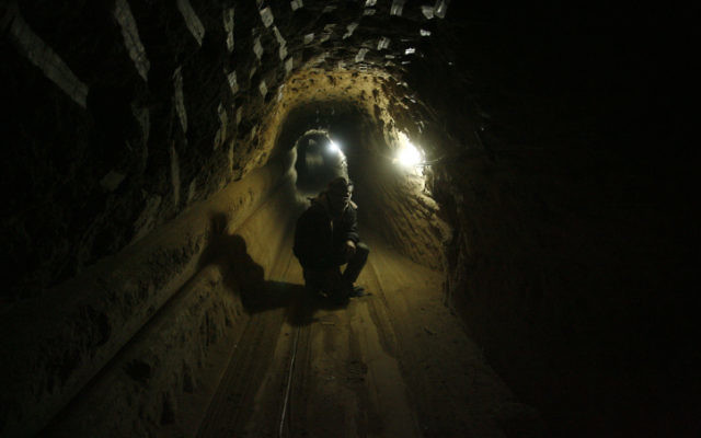 Un ouvrier palestinien dans un tunnel de contrebande qui passe sous la frontière égyptienne, dans le sud de la bande de Gaza, en février 2013. (Crédit : Abed Rahim Khatib/Flash90) Un ouvrier palestinien dans un tunnel de contrebande qui passe sous la frontière égyptienne, dans le sud de la bande de Gaza, en février 2013. (Crédit : Abed Rahim Khatib/Flash90)
