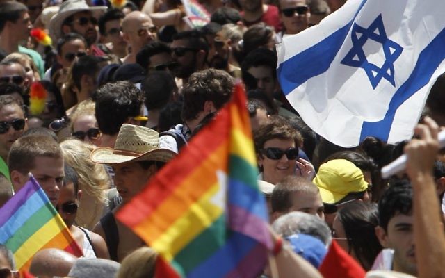 Des drapeaux gays et israéliens à la parade annuelle à Tel Aviv (Crédit : Miriam Alster/Flash90) Des drapeaux gays et israéliens à la parade annuelle à Tel Aviv (Crédit : Miriam Alster/Flash90)