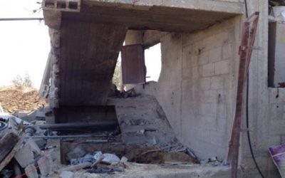 Un tunnel, dans une maison civile, trouvé par des soldats Golani dans le nord de la bande de Gaza (Crédit : Unité / flash de la FID porte-parole 90)