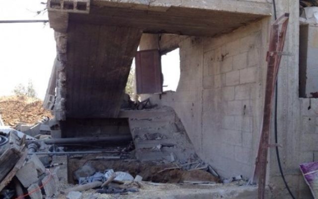 Un tunnel, dans une maison civile, trouvé par des soldats Golani dans le nord de la bande de Gaza (Crédit : Unité / flash de la FID porte-parole 90) Un tunnel, dans une maison civile, trouvé par des soldats Golani dans le nord de la bande de Gaza (Crédit : Unité / flash de la FID porte-parole 90)
