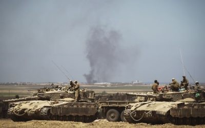 Bombardements des forces aériennes israéliennes dans la bande de Gaza vus à partir d'un déploiement de Tsahal dans un champ près de la frontière israélienne avec Gaza le 25 juillet, 2014 (Crédit : Hadas Parush / Flash90)