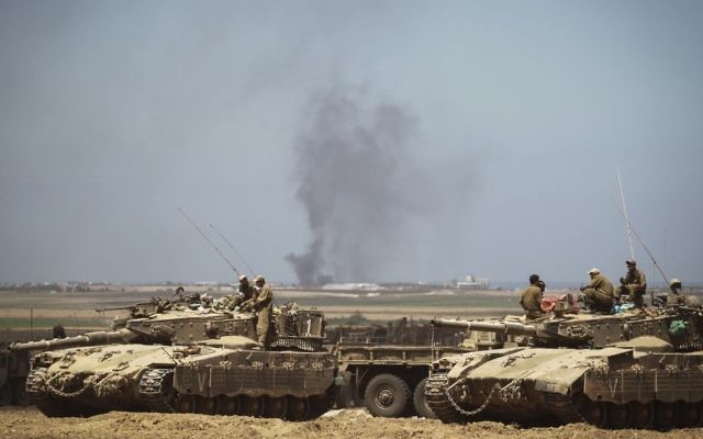 Bombardements des forces aériennes israéliennes dans la bande de Gaza vus à partir d'un déploiement de Tsahal dans un champ près de la frontière israélienne avec Gaza le 25 juillet, 2014 (Crédit : Hadas Parush / Flash90) Bombardements des forces aériennes israéliennes dans la bande de Gaza vus à partir d'un déploiement de Tsahal dans un champ près de la frontière israélienne avec Gaza le 25 juillet, 2014 (Crédit : Hadas Parush / Flash90)