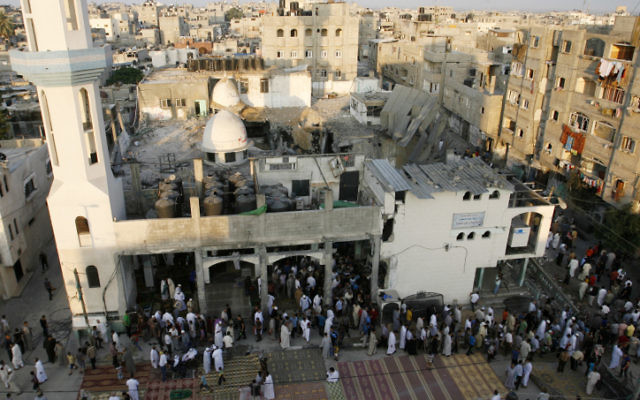 Des Palestiniens font les prières de l'Aïd al-Fitr à la mosquée al-Farouk qui a été détruite la semaine précédente lors d'une attaque militaire israélienne sur Rafah, au sud de la bande de Gaza, le 28 Juillet 2014 (lCrédit: Abed Rahim Khatib/Flash90).