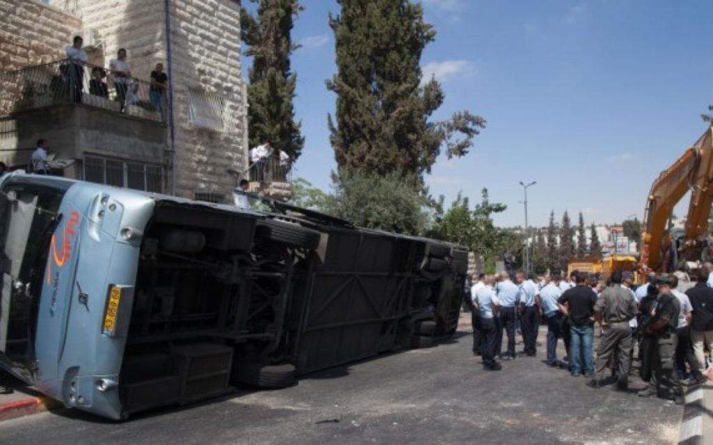 Le bus renversé par le conducteur de la pelleteuse - attentat à Jérusalem - 4 août 2014 (Crédit : Yonatan Sindel/Flash90)