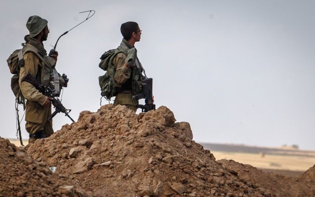 Des soldats israéliens regardent à l'horizon - bande de Gaza (Crédit : Flash 90) Des soldats israéliens regardent à l'horizon - bande de Gaza (Crédit : Flash 90)